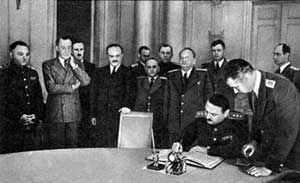Подписание Соглашения о перемирии от 19 сентября 1944 года. На фотографии запечатлено подписание Соглашения А. А. Ждановым. 19 сентября 1944 г.